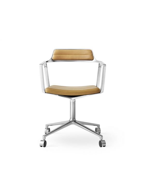 Vipp452 Bürostuhl mit Armlehnen und Rollen, sandfarbenes Leder, modernes Design für Büro und Homeoffice.